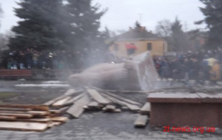 У Бердичеві та Малині знесли пам’ятники Леніну