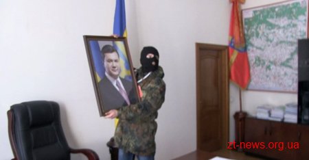 В Житомирі активісти висвердлили замок та потрапили до кабінету губернатора