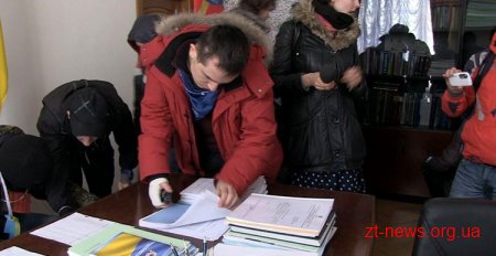 В Житомирі активісти висвердлили замок та потрапили до кабінету губернатора