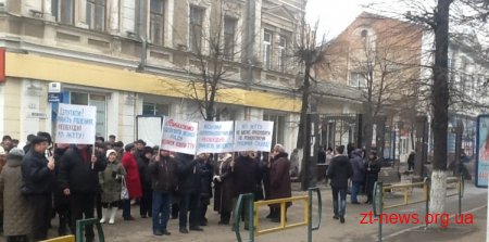 У Житомирі працівники ТТУ пікетують міськраду