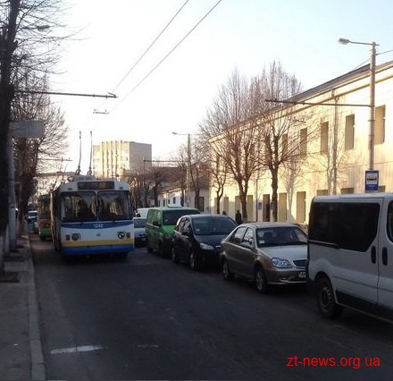 У Житомирі через зіткнення 3 автомобілів, у центрі міста, зупинилися тролейбуси