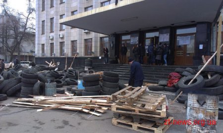 Поруч з обласною радою розбирають барикади