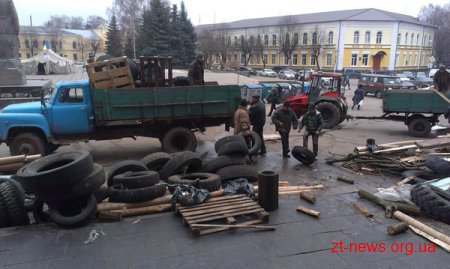 Поруч з обласною радою розбирають барикади