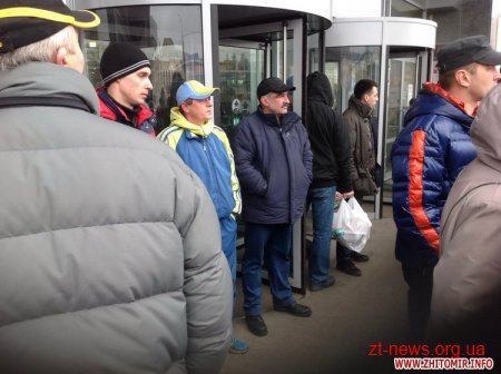 У Житомирі підприємці заблокували вхід до Торгівельного Центру