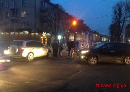 Легковий автомобіль в'їхав у тролейбус в центрі Житомира
