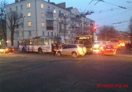 Легковий автомобіль в'їхав у тролейбус в центрі Житомира