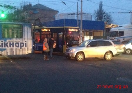 Легковий автомобіль в'їхав у тролейбус в центрі Житомира