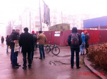 У Житомирі люди пікетували будівництво магазину АТБ в центрі міста