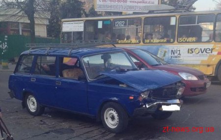 У Житомирі через зіткнення 3 автомобілів, у центрі міста, зупинилися тролейбуси