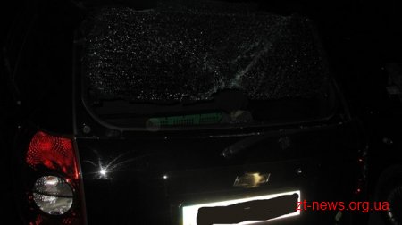 П'яний хуліган у дворі житлового будинку, розбив скло у 6 автомобілях
