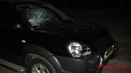 П'яний хуліган у дворі житлового будинку, розбив скло у 6 автомобілях