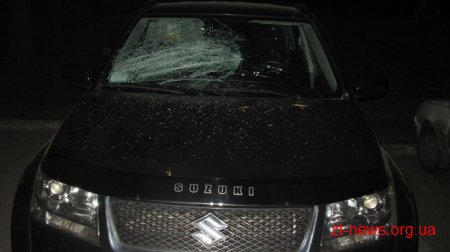 П'яний хуліган у дворі житлового будинку, розбив скло у 6 автомобілях