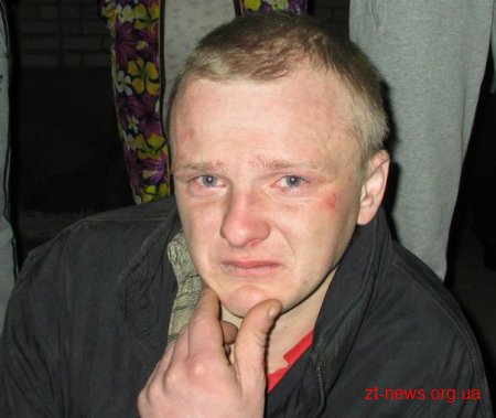 П'яний хуліган у дворі житлового будинку, розбив скло у 6 автомобілях