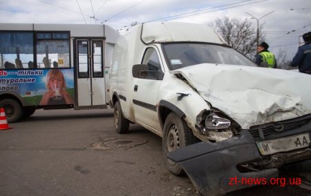 В Житомирі зіткнулися Опель та Волга на перехресті Щорса-Ватутіна