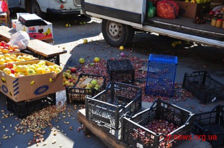 На продавців соціального ринку напали невідомі у масках