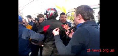 Активісти намагаються потрапити на танковий завод. Онлайн