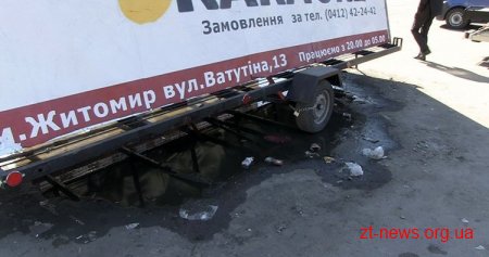 У Житомирі почали прибирати рекламу на колесах