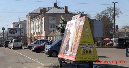 У Житомирі почали прибирати рекламу на колесах