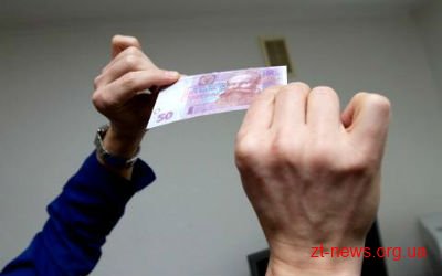 У Житомирі патрульний наряд затримав чоловіка, який намагався обміняти підроблену валюту