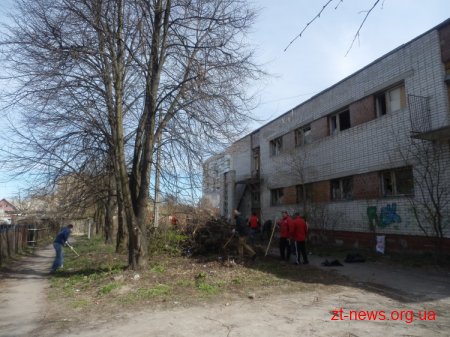 Близько 300 активістів прибрали територію поблизу занедбаного дитячого садочку