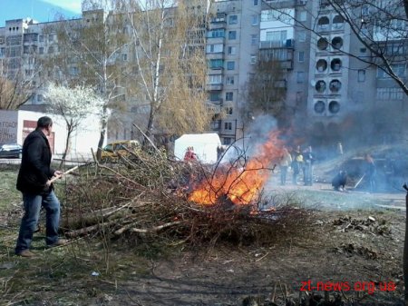 Близько 300 активістів прибрали територію поблизу занедбаного дитячого садочку