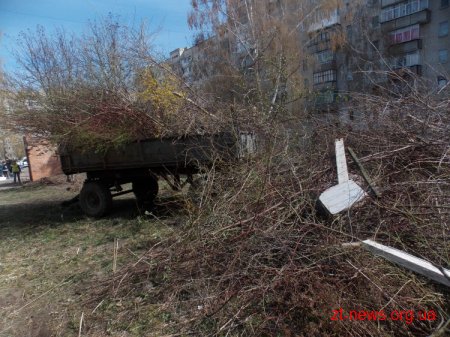Близько 300 активістів прибрали територію поблизу занедбаного дитячого садочку