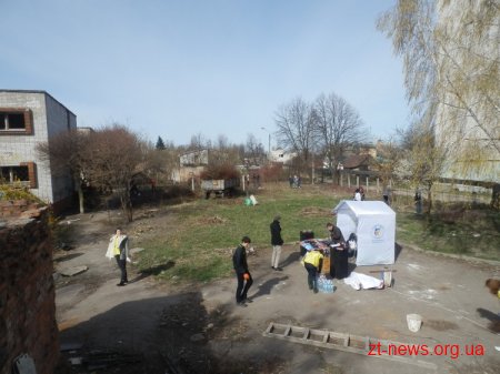 Близько 300 активістів прибрали територію поблизу занедбаного дитячого садочку