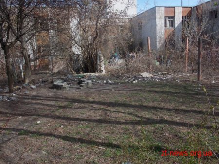 Близько 300 активістів прибрали територію поблизу занедбаного дитячого садочку