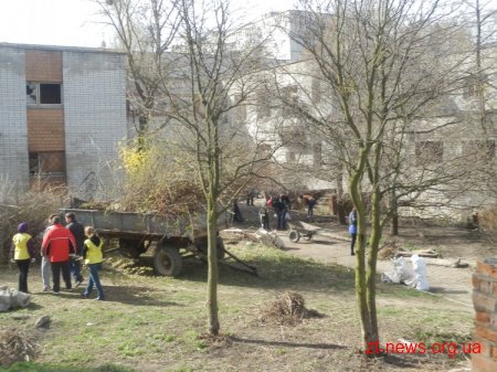 Близько 300 активістів прибрали територію поблизу занедбаного дитячого садочку