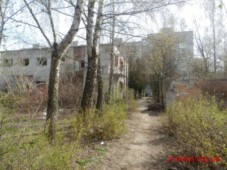 Близько 300 активістів прибрали територію поблизу занедбаного дитячого садочку