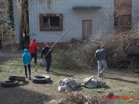 Близько 300 активістів прибрали територію поблизу занедбаного дитячого садочку