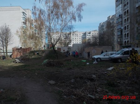 Близько 300 активістів прибрали територію поблизу занедбаного дитячого садочку