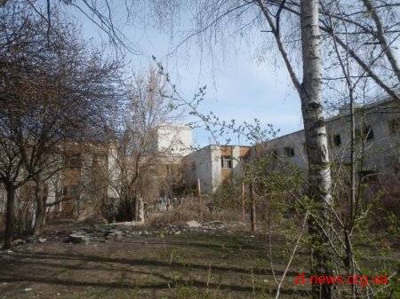 Близько 300 активістів прибрали територію поблизу занедбаного дитячого садочку