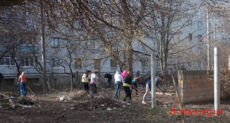 Близько 300 активістів прибрали територію поблизу занедбаного дитячого садочку