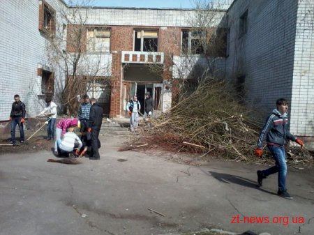 Близько 300 активістів прибрали територію поблизу занедбаного дитячого садочку