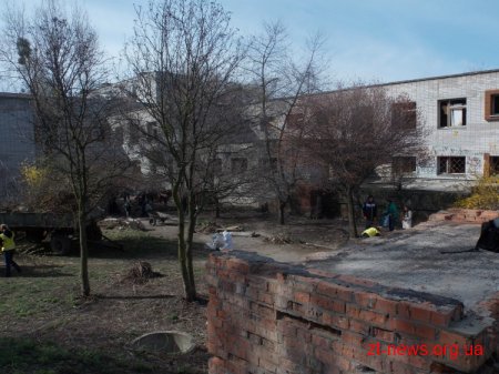 Близько 300 активістів прибрали територію поблизу занедбаного дитячого садочку