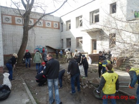 Близько 300 активістів прибрали територію поблизу занедбаного дитячого садочку
