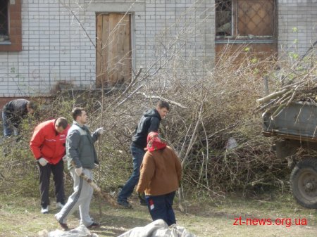 Близько 300 активістів прибрали територію поблизу занедбаного дитячого садочку