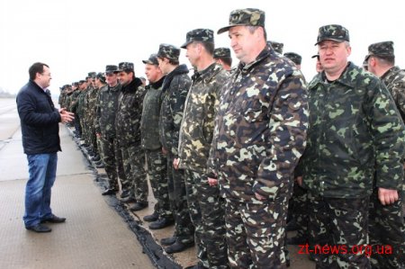 Військові Озерного отримали засоби зв’язку, придбані за кошти громади