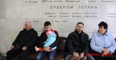 Кілька десятків людей вийшли пікетувати сесію Житомирської облради