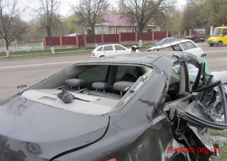 У Житомирі сталася масштабна ДТП за участю трьох автомобілів