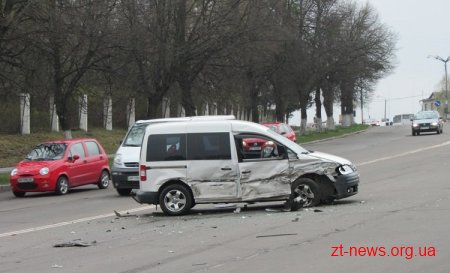 У Житомирі сталася масштабна ДТП за участю трьох автомобілів