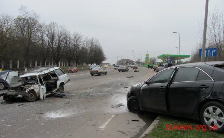 У Житомирі сталася масштабна ДТП за участю трьох автомобілів