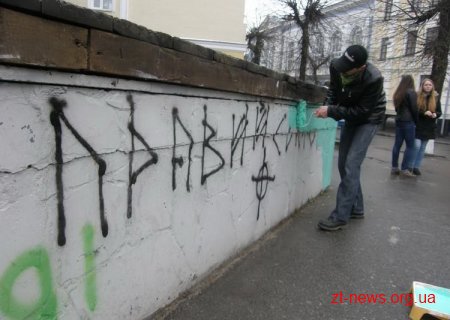 Житомирські активісти відновили охайний вигляд фонтану на розі вулиць Михайлівської та Лятошинського