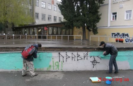 Житомирські активісти відновили охайний вигляд фонтану на розі вулиць Михайлівської та Лятошинського