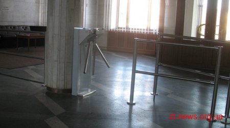 У Обласній раді демонтували турнікети