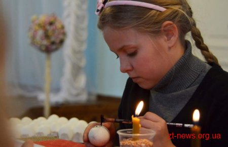 У Житомирі проходять майстер-класи з писанкарства
