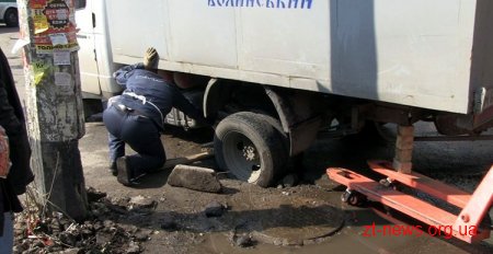 У Житомирі асфальт на тротуарі провалився разом з автомобілем "Газель"