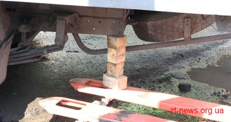 У Житомирі асфальт на тротуарі провалився разом з автомобілем "Газель"