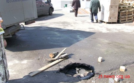 У Житомирі асфальт на тротуарі провалився разом з автомобілем "Газель"